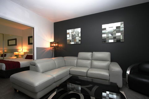 Honeysuckle Executive Apartments - Local Tourism 9