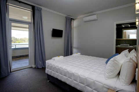Lakes And Ocean Hotel Forster - Australia Shopping 12