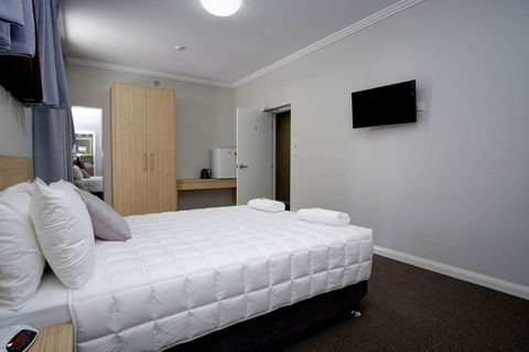 Lakes And Ocean Hotel Forster - Australia Shopping 15