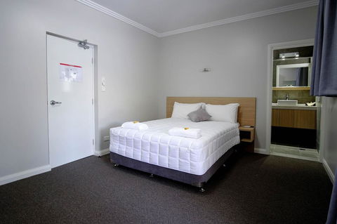 Lakes And Ocean Hotel Forster - Australia Shopping 13