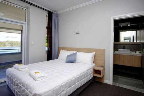 Lakes And Ocean Hotel Forster - Australia Shopping 25