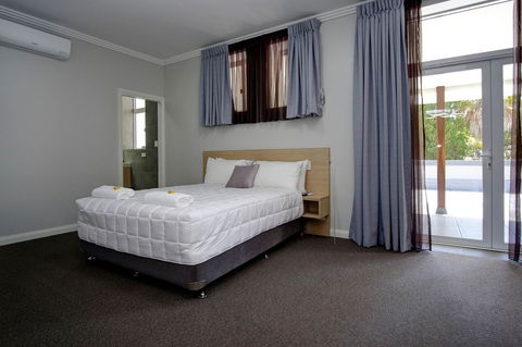 Lakes And Ocean Hotel Forster - Australia Shopping 19
