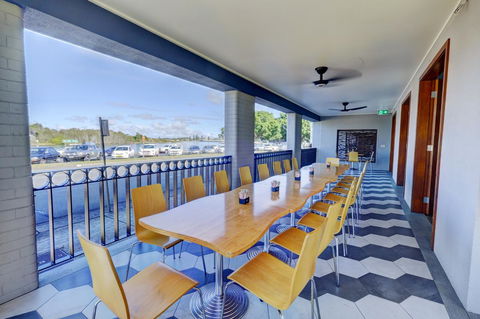 Lakes And Ocean Hotel Forster - Australia Shopping 7