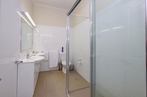 Lakes And Ocean Hotel Forster - Australia Shopping 2
