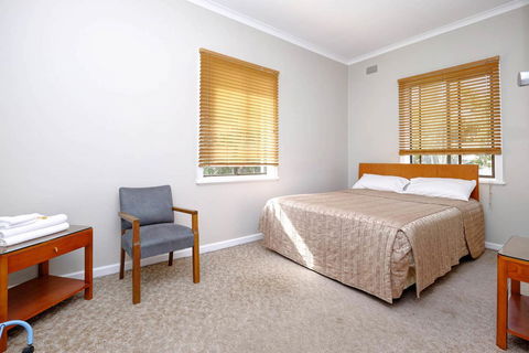 Lakes And Ocean Hotel Forster - Australia Shopping 8