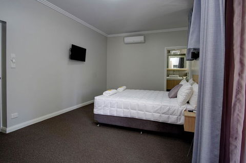 Lakes And Ocean Hotel Forster - Australia Shopping 17