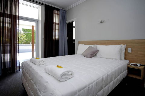 Lakes And Ocean Hotel Forster - Australia Shopping 20