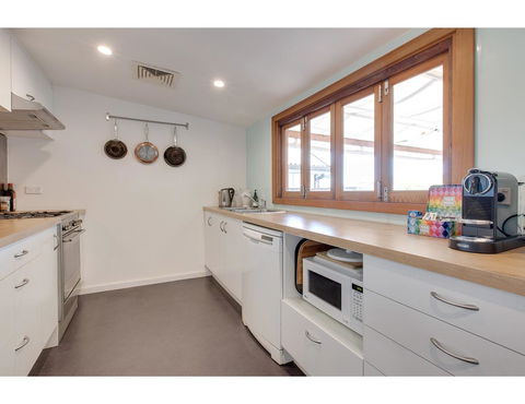 Spacious Cottage With Views, 10 Mins From The City - Local Tourism 3