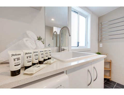 Spacious Cottage With Views, 10 Mins From The City - Local Tourism 14