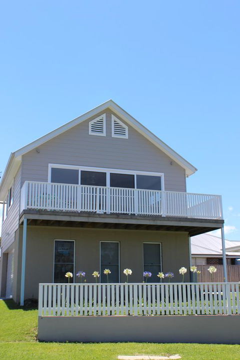Red Waratah - Accommodation Australia 0