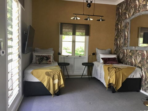 Chanticleer Gardens Barn Cottage With A Pool - Accommodation Australia 14