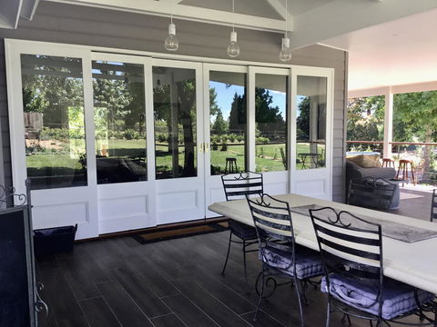 Chanticleer Gardens Barn Cottage With A Pool - Accommodation Australia 3