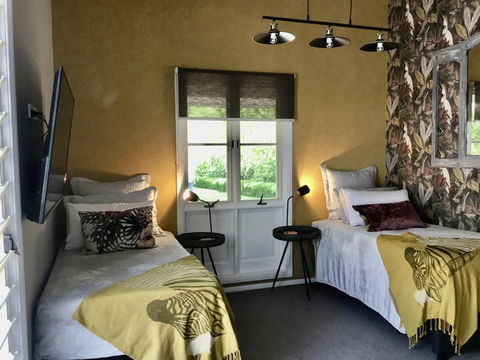 Chanticleer Gardens Barn Cottage With A Pool - Accommodation Australia 6