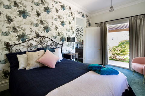 Chanticleer Gardens Barn Cottage With A Pool - Accommodation Australia 35