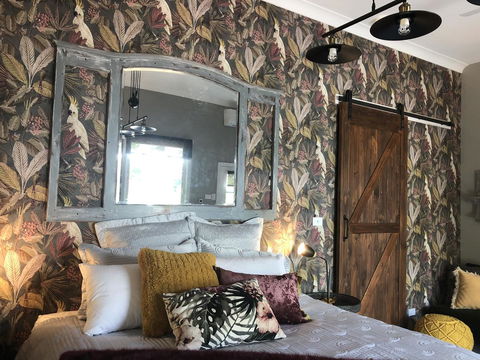 Chanticleer Gardens Barn Cottage With A Pool - Accommodation Australia 20