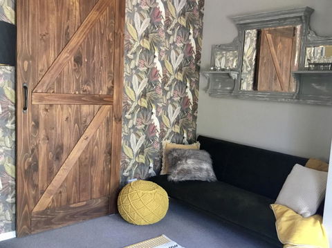 Chanticleer Gardens Barn Cottage With A Pool - Accommodation Australia 7