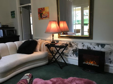 Chanticleer Gardens Barn Cottage With A Pool - Accommodation Australia 42
