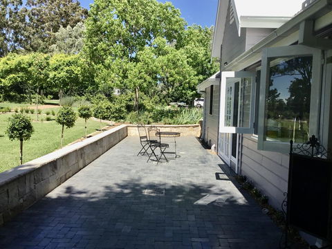 Chanticleer Gardens Barn Cottage With A Pool - Accommodation Australia 4
