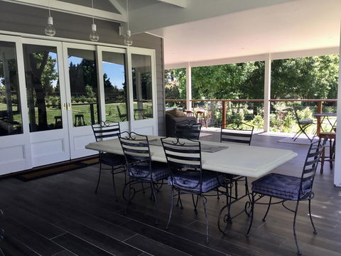 Chanticleer Gardens Barn Cottage With A Pool - Accommodation Australia 5