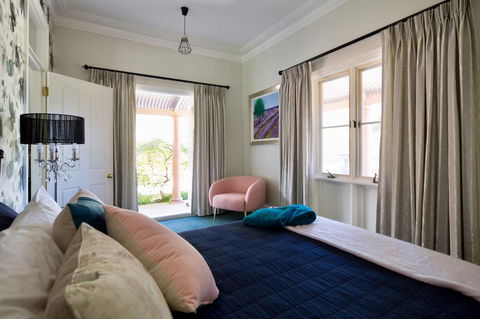 Chanticleer Gardens Barn Cottage With A Pool - Accommodation Australia 36