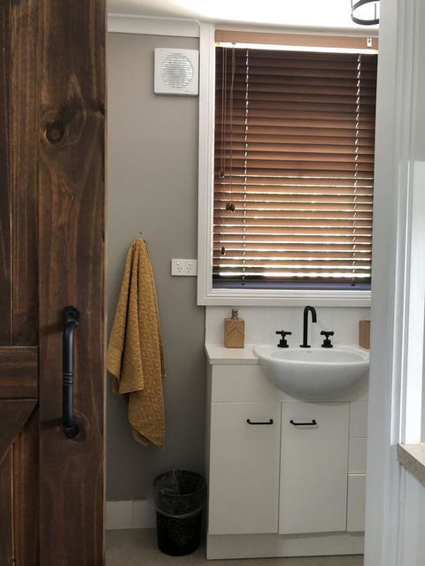 Chanticleer Gardens Barn Cottage With A Pool - Accommodation Australia 22
