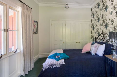 Chanticleer Gardens Barn Cottage With A Pool - Accommodation Australia 40