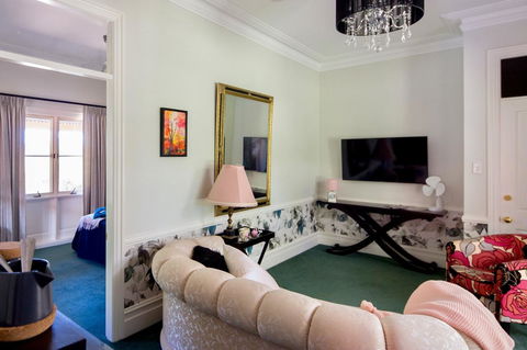 Chanticleer Gardens Barn Cottage With A Pool - Accommodation Australia 44
