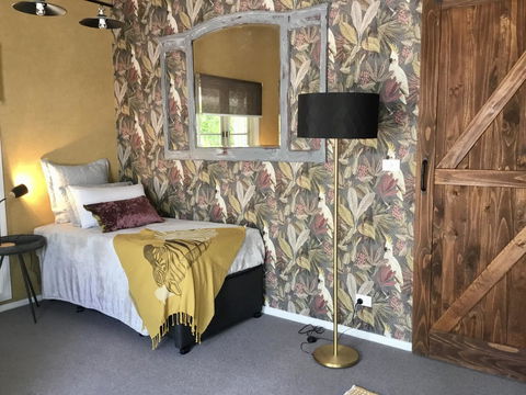 Chanticleer Gardens Barn Cottage With A Pool - Accommodation Australia 2