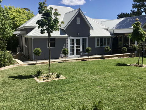 Chanticleer Gardens Barn Cottage With A Pool - Accommodation Australia 9