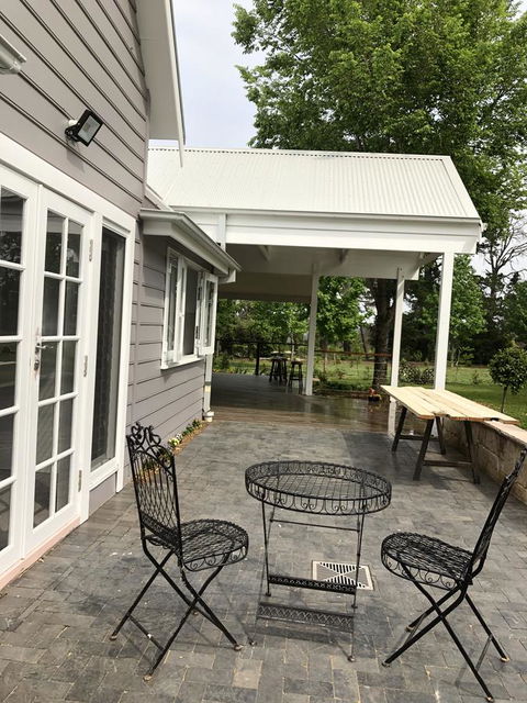 Chanticleer Gardens Barn Cottage With A Pool - Accommodation Australia 25