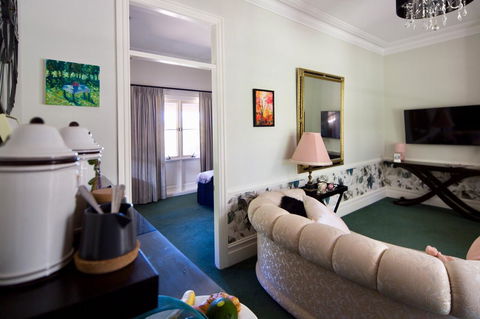 Chanticleer Gardens Barn Cottage With A Pool - Accommodation Australia 43