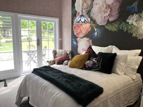 Chanticleer Gardens Barn Cottage With A Pool - Accommodation Australia 0