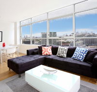 Gadigal Groove - Modern and Bright 3BR Executive Apartment in Zetland with Views - Accommodation Australia