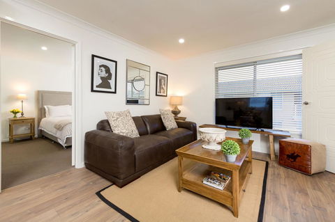 Sleeping In Style - Central & Sophisticated - Accommodation Australia 0