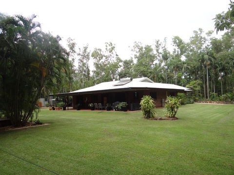 DARWIN'S SHADY ACRES RETREAT - Accommodation Australia 0