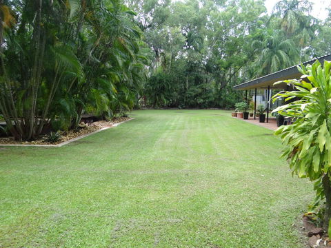 DARWIN'S SHADY ACRES RETREAT - Accommodation Australia 8