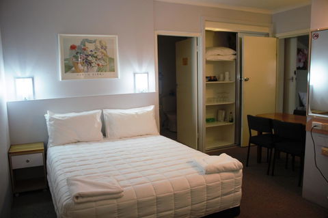 Golden Sands Motor Inn - Australia Shopping 1