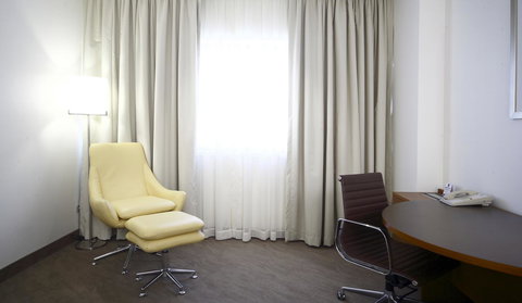 Novotel Canberra - Australia Shopping 16