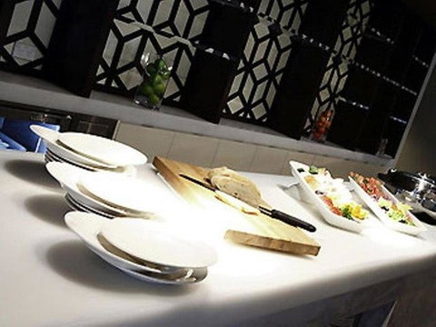 Novotel Canberra - Australia Shopping 30