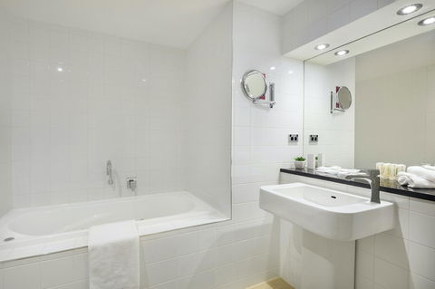 Crowne Plaza Canberra, An IHG Hotel - Australia Shopping 28