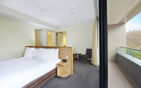Crowne Plaza Canberra, An IHG Hotel - Australia Shopping 13