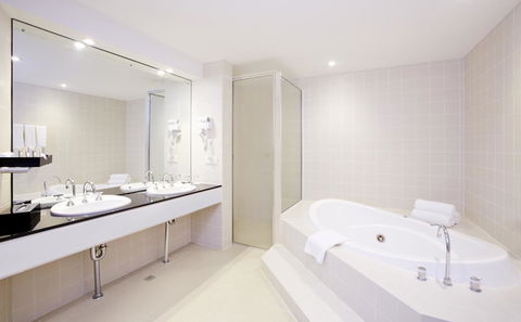 Crowne Plaza Canberra, An IHG Hotel - Australia Shopping 20