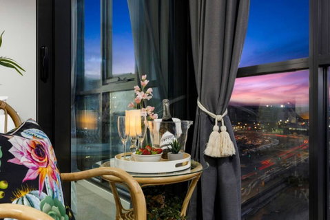 Braddon Penthouse, Top Location, Netflix, WiFi, Views - Accommodation Australia 0