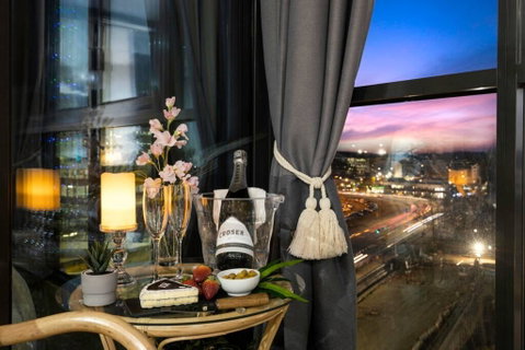 Braddon Penthouse, Top Location, Netflix, WiFi, Views - Accommodation Australia 2