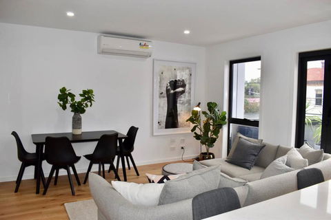 Brand New 2 Bed Apartment With Stunning City Views - Accommodation Australia 0