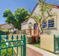 Bright 3-bedroom apartment - Central Armidale - Bed n Breakfasts