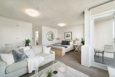 Bright And Sunny Studio Apartment - Accommodation Australia 2