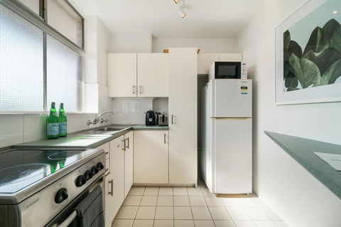 Bright And Sunny Studio Apartment - Accommodation Australia 3