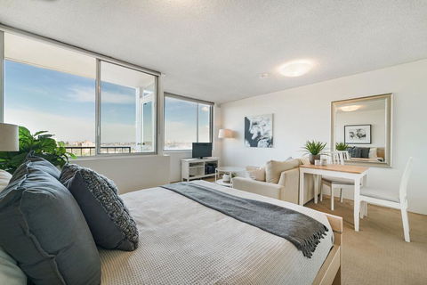 Bright And Sunny Studio Apartment - Accommodation Australia 0