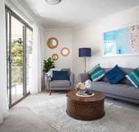 Bright Modern Apartment Steps From Beach and Ferry - Accommodation Australia
